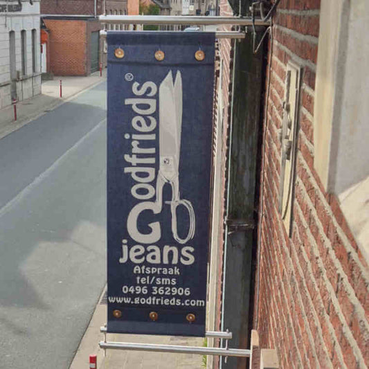 Banner aan de gevel van Godfrieds atelier