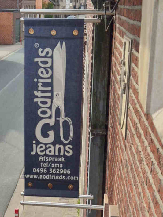 Banner aan de gevel van Godfrieds atelier