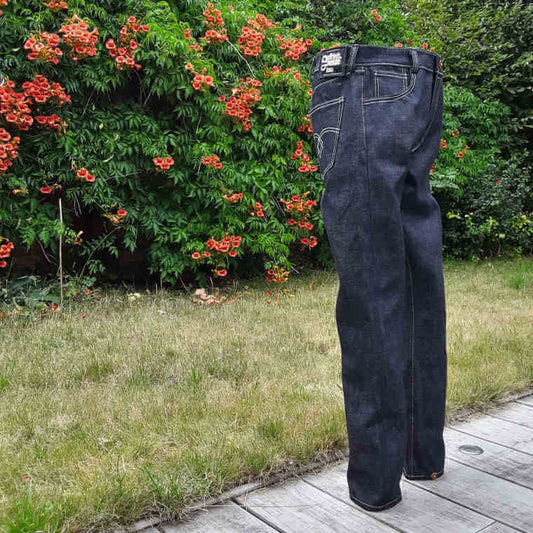 18 oz Godfrieds jeans staat recht in een tuin 
