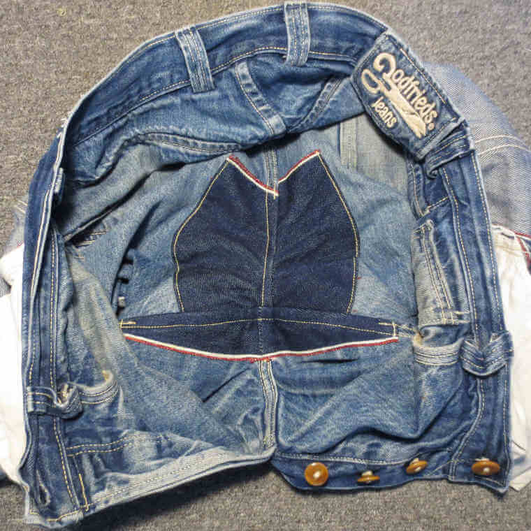 Binnenkant van een herstelde Godfrieds bermuda met opgestikte raw denim lap op zitvlak en kruis