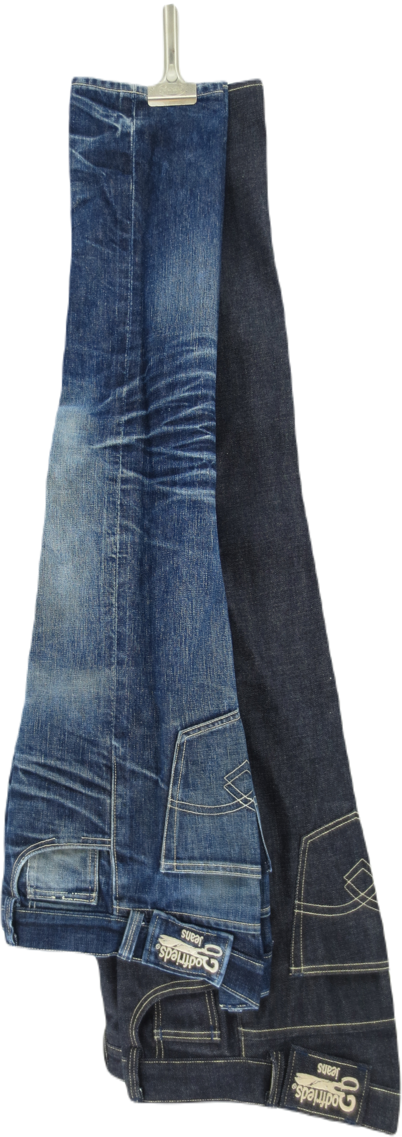 Raw en versleten jeans naast elkaar